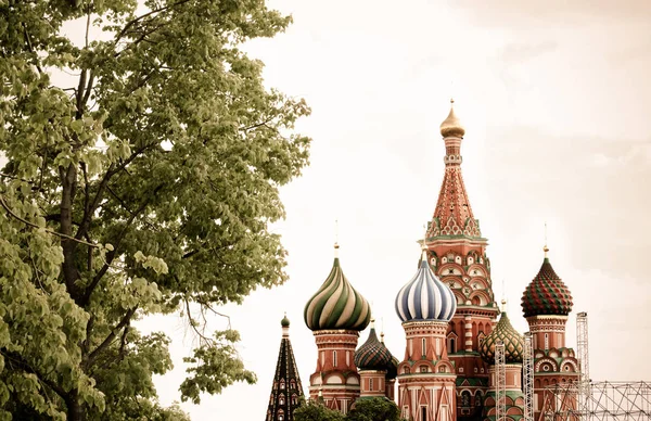 Panoramic görüntülemek Moskova Kızıl Meydan Kremlin kuleleri üzerinde İsa S — Stok fotoğraf