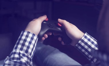 hav rahatlatıcı joypad tutmak ve video oyun, genç bir adam