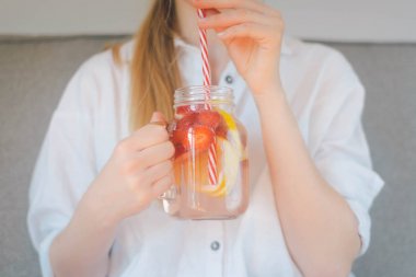 canlandırıcı yaz dring ev yapımı limonata gelen içme kadın bir