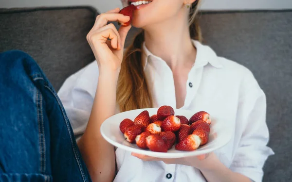 genç kadın sağlıklı görev sağlıklı gıda srawberries evde, yemek