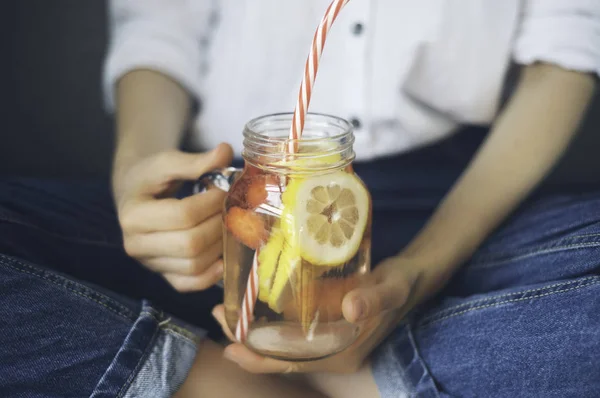 Oříznutý snímek mladé ženy pití domácí čerstvé letní drin — Stock fotografie