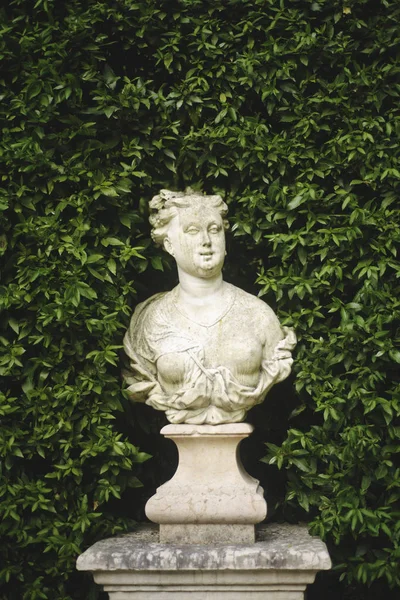 古雕塑在欧洲公园 美丽的绿色地方 — 图库照片