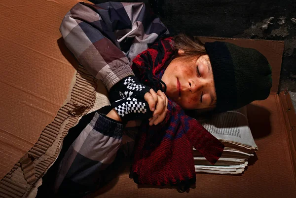 Бедный нищий мальчик, готовящийся спать на улице, покрытый — стоковое фото