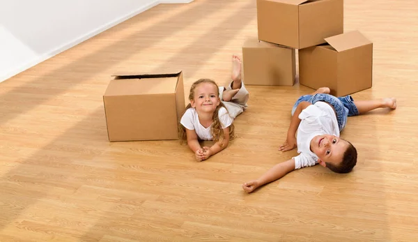 Les enfants profitent d'un grand espace dans leur nouvelle maison — Photo