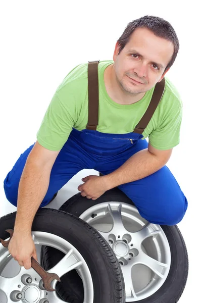 Meccanico amichevole con pneumatici auto — Foto Stock