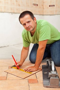 Seramik yer karoları - ölçme ve tek parça kesme döşeme adam