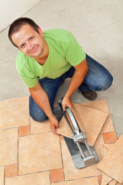 Seramik yer karoları döşeme - tek parça kesme adam