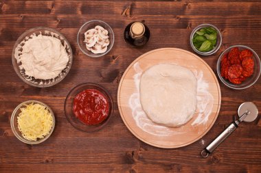 Pizza yapma-hamur ahşap plaka üzerinde uzanan aşamaları