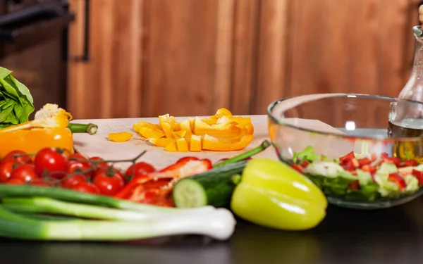 Preparare un'insalata di verdure con ingredienti freschi — Foto Stock