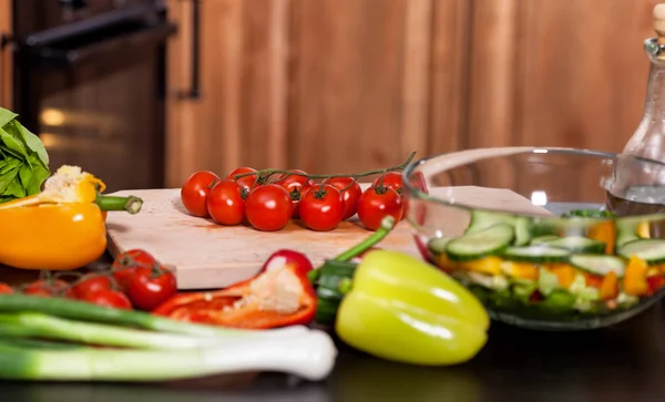 Preparare un'insalata di verdure fresche - aggiungere i pomodori — Foto Stock