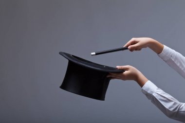 Sihirli şapka ve çocuk ellerinde değnek