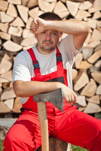 Müder Arbeiter beim Hacken des Brennholzes — Stockfoto