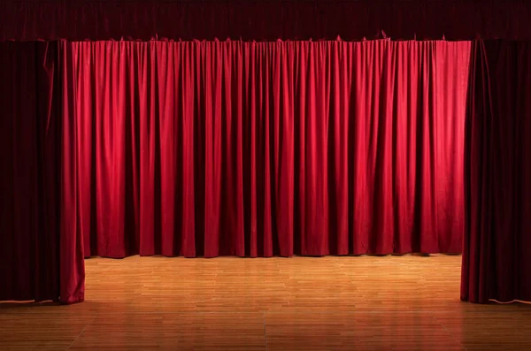 El escenario - escena teatral con cortinas rojas — Foto de Stock
