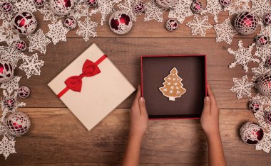 Bir Noel hediye kutusu - zencefilli kurabiye içinde ile sunulması