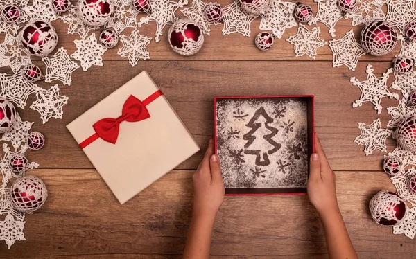 Mãos que dão ou recebem presentes de Natal - na decoração sazonal — Fotografia de Stock