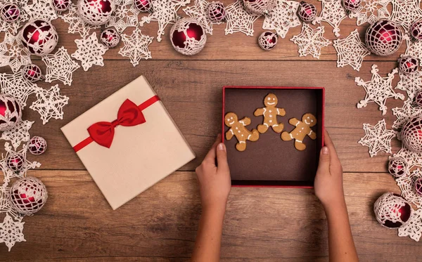 Dávání nebo přijímání lidí perníčky jako pres Vánoce — Stock fotografie