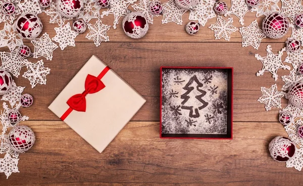 Árbol de Navidad y estrellas en una caja de regalo — Foto de Stock