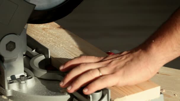 Mãos Masculinas Usando Serra Elétrica Para Cortar Madeira — Vídeo de Stock