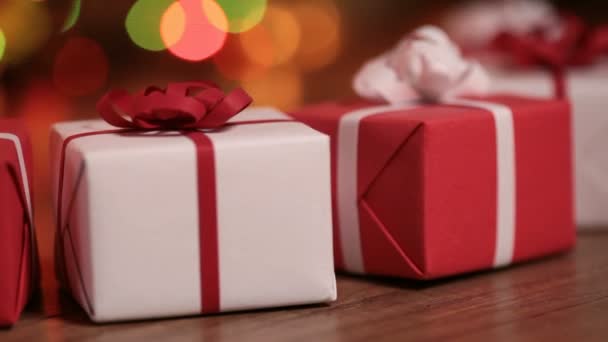 クリスマスの背景の色のクリスマス ギフト ボックスのクローズ アップ — ストック動画