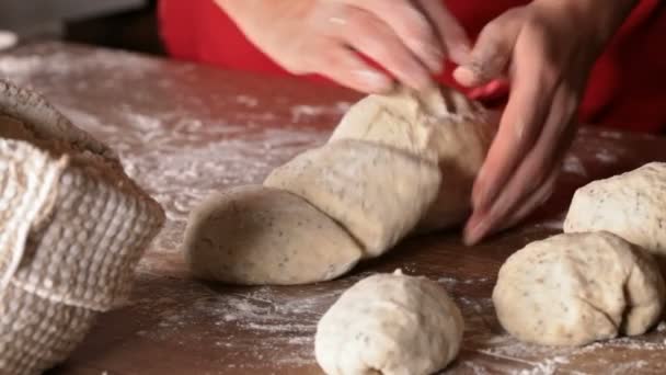 Wytwarzanie Wyrobów Piekarniczych Kształtowanie Porcji Ciasta Bułki — Wideo stockowe