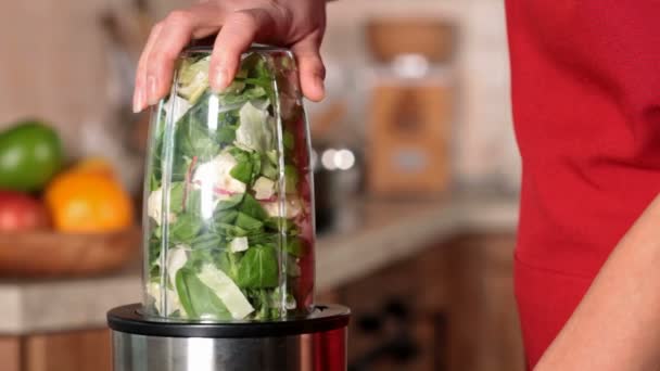 女性在厨房背景上做新鲜健康的蔬菜汁 — 图库视频影像
