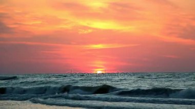 Sunrise martılar ve sakin deniz turuncu gökyüzü altında 