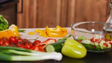 Sebze salatası hazırlama çerçeve durdurmak ve dökme yağı bir kapta, stop motion animasyon el