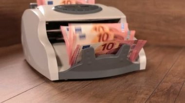 Kadın el koyarak ve euro faturaları yığını içinde sayaç makine alarak görünümünü 