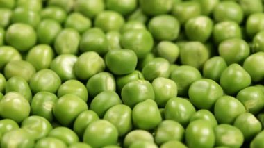 Kabuklu taze yeşil bezelye boyunca hareketinin yakın çekim 