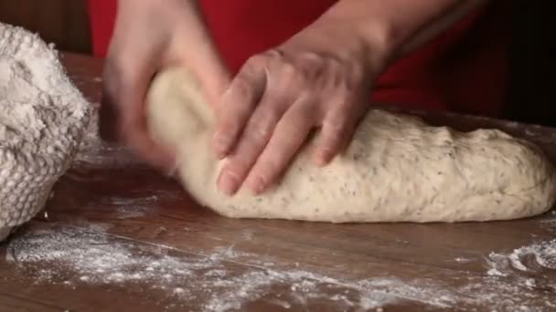 Close Mulheres Mãos Rasgando Moldando Massa Fazendo Pães — Vídeo de Stock