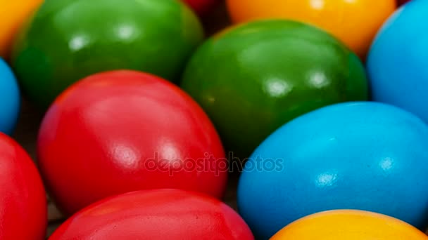 zmenšení barevné velikonoční vajíčka na stole 