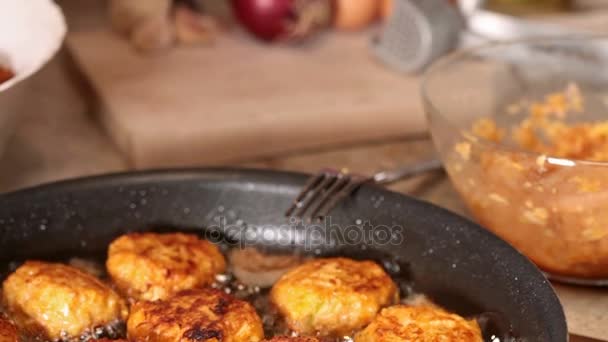 Nahaufnahme Von Frikadellen Die Der Pfanne Kochen — Stockvideo