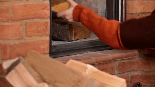 Nahaufnahme Einer Frau Die Holzklötze Eine Steinheizung Legt — Stockvideo