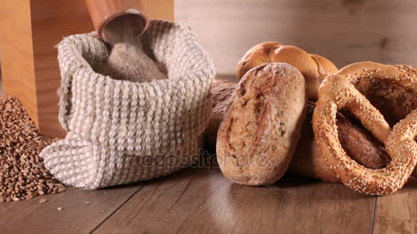 袋そば小麦粉 パン製品に小麦を粉砕のクローズ アップ — ストック動画