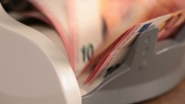 在柜台机器上清点欧元钞票的特写 — 图库视频影像