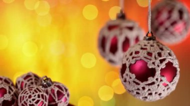 Noel baubles kırmızı topları sarı arka plan bulanık üzerinde asılı, yakın çekim