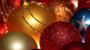 Renkli Noel süsleri boyunca hareketinin yakın çekim 
