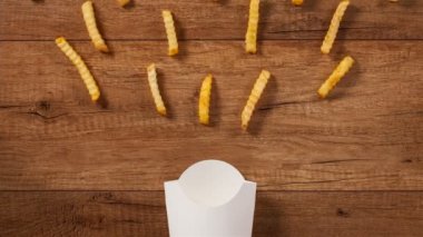 stop-kare Fransız kızartması ketçap ve menü, stop motion animasyon kopya alanı ile katılma soda ile kağıt tutucu torba doldurma