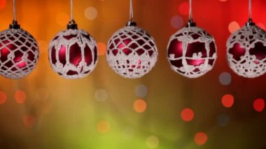 Beş kırmızı Noel baubles bulanık bokeh arka plan üzerinde asılı, yakın çekim