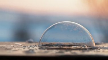 Sabun köpüğü üzerinde arka plan bulanık yüzeyinde buz kristalleri şekillendirme, yakın çekim