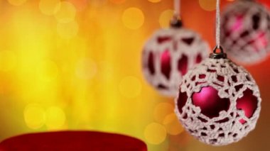 Noel baubles sarı arka plan bulanık üzerinde asılı, yakın çekim