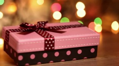 Yanıp sönen ışıklar arka plan bulanık pembe lekeler ile mevcut sargılı kutusu Siyah Şerit'in yakın çekim