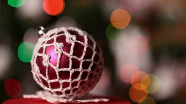 Bulanık Noel ışıkları arka plan üzerinde dönen Noel top yakın çekim