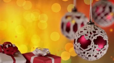 Noel yakın asılı baubles kutularını sarı arka plan bulanık üzerinde sunan yakın çekim
