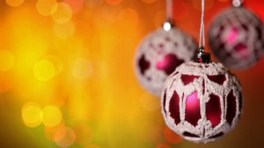 Noel baubles sarı arka plan bulanık üzerinde asılı, yakın çekim
