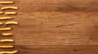 stop-kare ekran satır aracılığıyla kahverengi masada, stop motion animasyon yürüyen patates