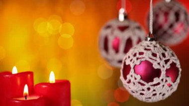 Noel baubles kırmızı candels bulanık yanıp sönen ışıklar arka plan üzerinde asılı, yakın çekim