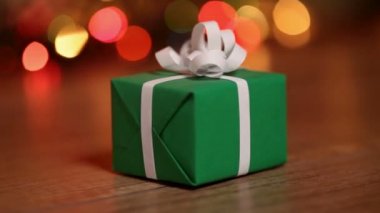 Yanıp sönen ışıklar arka plan bulanık üzerinde ahşap masa üzerinde yeşil mevcut kutusunun bakış 