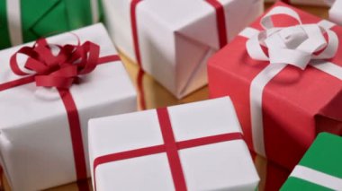 Altın yüzeyi beyaz ve kırmızı kurdele ile sarılmış hediye kutuları üzerinden hareket görünümü