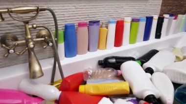 plastik atık ve çöp adam küvette rahatlatıcı kaplı